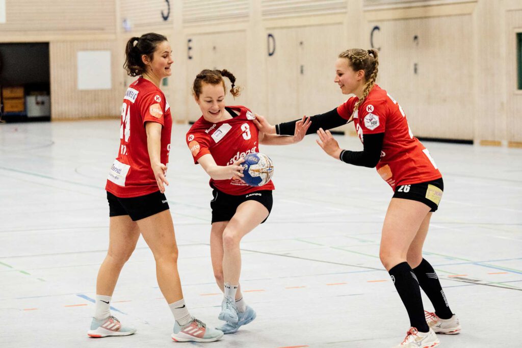 Julia Söhne in Aktion beim Handball spielen