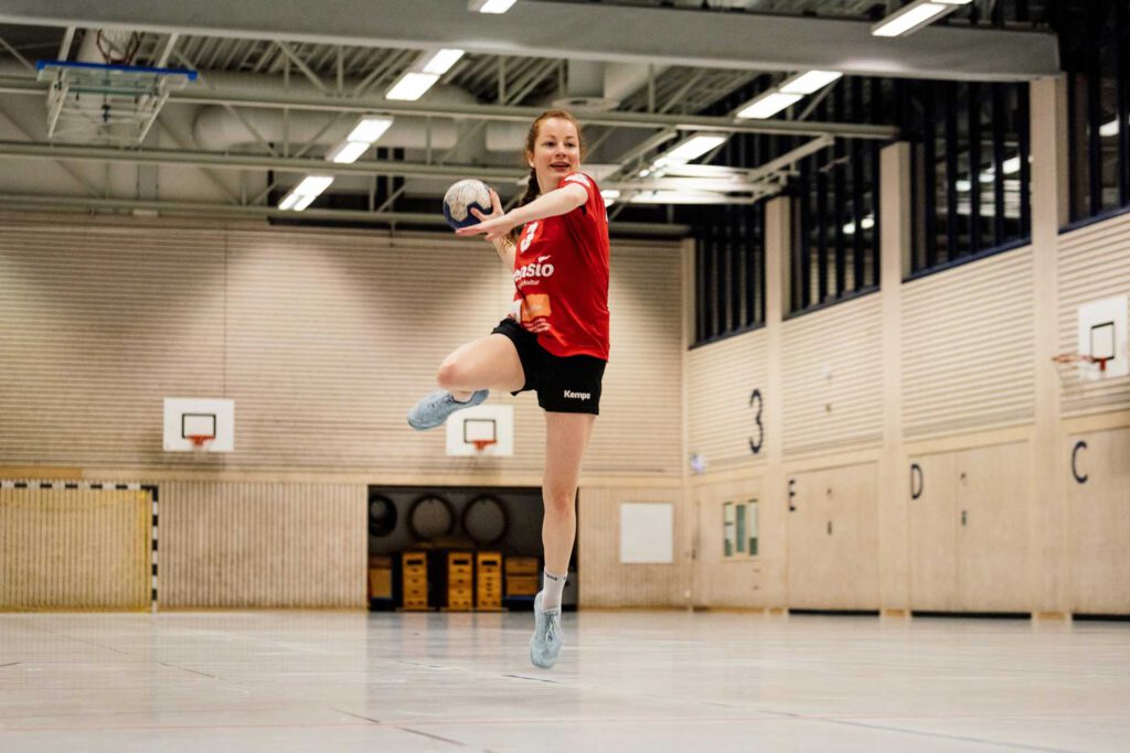 Julia Söhne beim Sprungwurf im Handballtraining