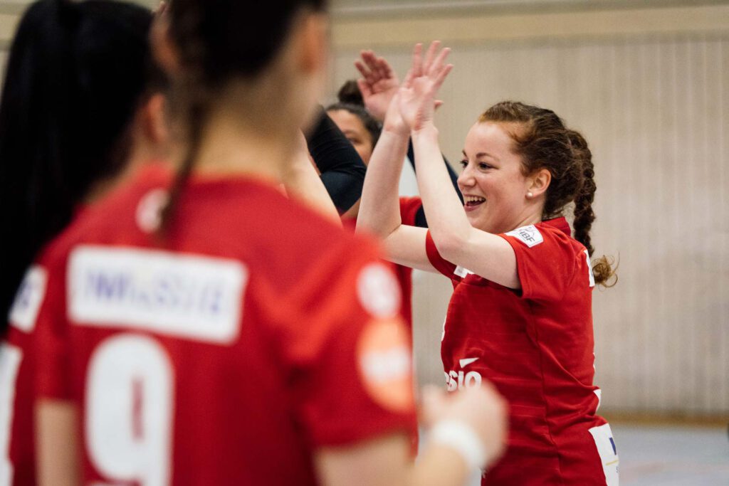 Julia Söhne beim Abklatschen im Teamsport Handball
