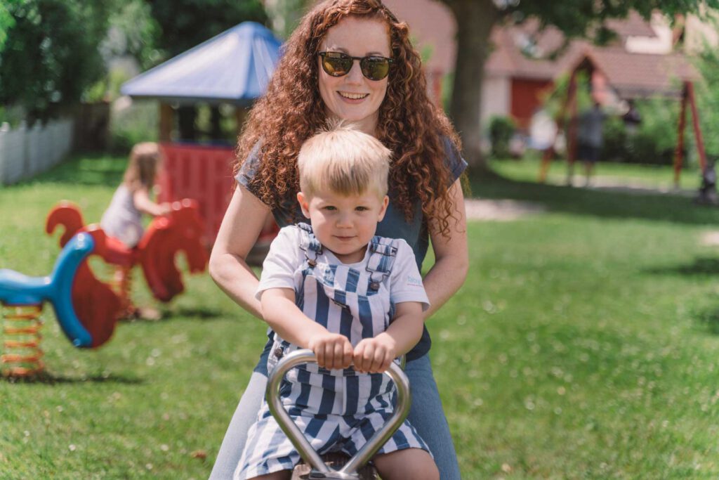 SPD-Bundestagskandidatin Julia Söhne mir ihrem Neffen auf dem Spielplatz