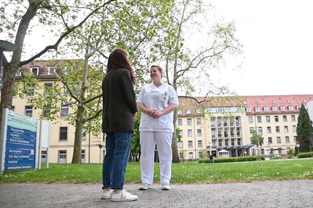 SPD-Bundestagskandidatin Julia Söhne im Gespräch mit einer Pflegerin an der Universitätsklinik Freiburg.