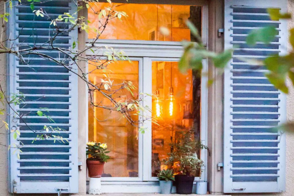 Fenster einer Wohnung in Freiburg von außen